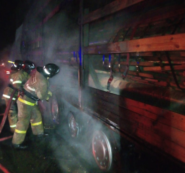 У весового контроля под Сызранью загорелся груженый металлом большегруз