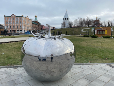 Делаем селфи: на набережной Сызрани замечен огромный помидор