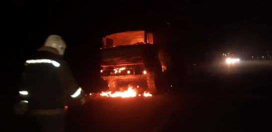 Утром в Самарской области на дороге тушили горящий КамАЗ