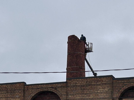 У сызранской бани альпинисты начали снос трубы высотой с девятиэтажный дом