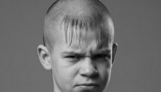 «Штрих‑код» возвращается: четкая пацанская стрижка из 90-х снова в моде