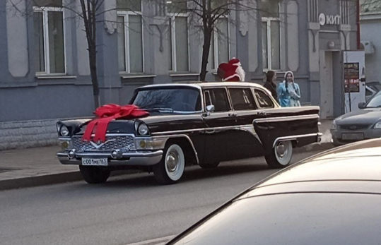 Дед Мороз со Снегурочкой катаются по Сызрани на легендарном автомобиле «Чайка»