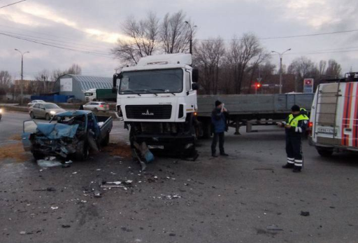 «МАЗ» на развороте разнес иномарку: фото с места аварии