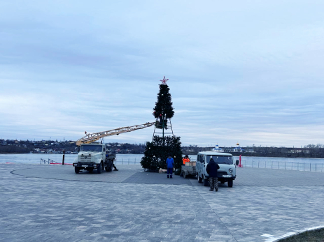 Новогодняя елка «выросла» на главной набережной Сызрани