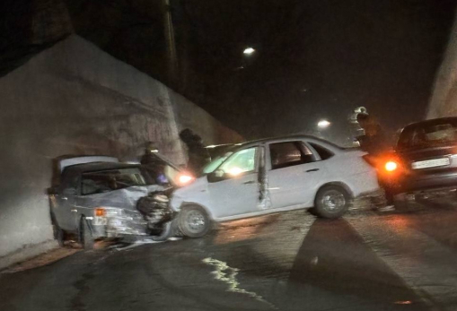 В Сызрани машину расплющило о бетонную опорную стену