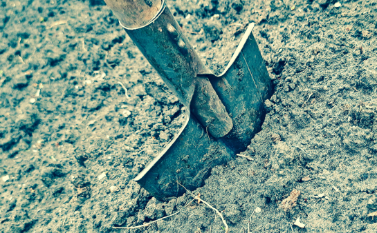 В Самарской области женщину зарубили лопатой в заброшенном здании