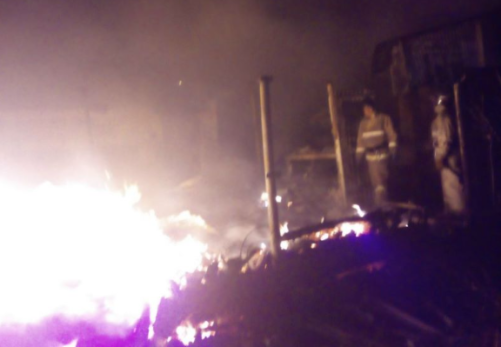 Фото с места крупного пожара под Сызранью - огонь тушили всю ночь