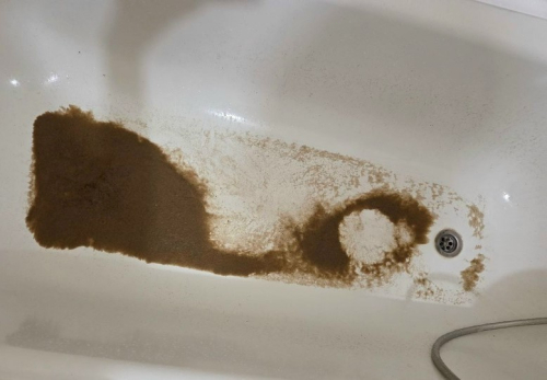 С песочком пошла: жителей удивляют бонусы к воде из крана