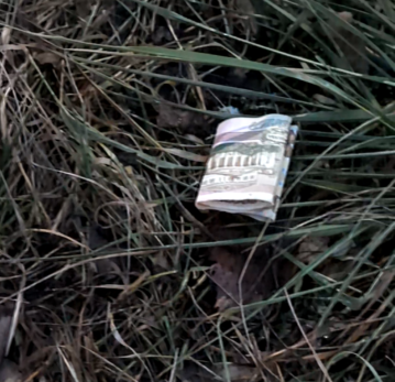 В Сызрани народ шарахается от лежащей около школы сторублевой купюры