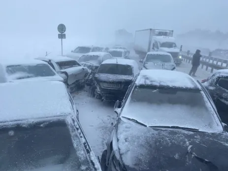 Самая массовая авария в Поволжье, перекрытие дорог и предупреждение ГАИ: что еще натворил снежный коллапс 13 декабря