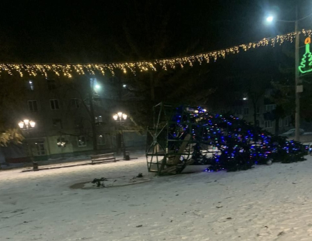 Ураганный ветер снес в Сызрани новогоднюю елку