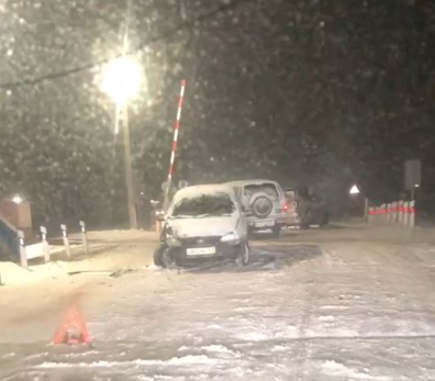 На железнодорожном переезде под Сызранью в метель разбились машины