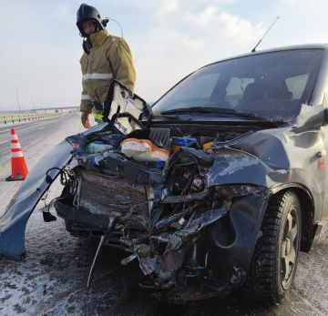 Передок Калины превратился в лохмотья: пассажира на скорой увезли в Сызрань