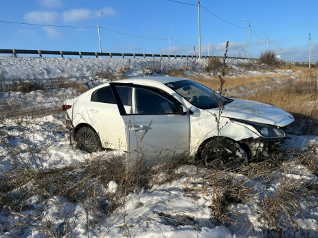 Раненую женщину эвакуировали из машины на сызранской обводной дороге - фото