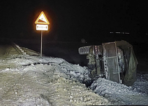 На сызранской трассе опрокинулся бензовоз, а фура снесла иномарку со спящим водителем