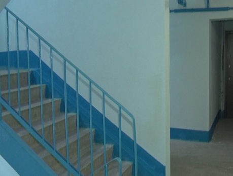 Трупы хранила на балконе: в Сызрани женщина до последнего кошмарила свой подъезд