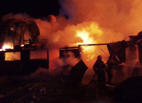 Женщина в одночасье потеряла дом и машину в крупном пожаре под Сызранью