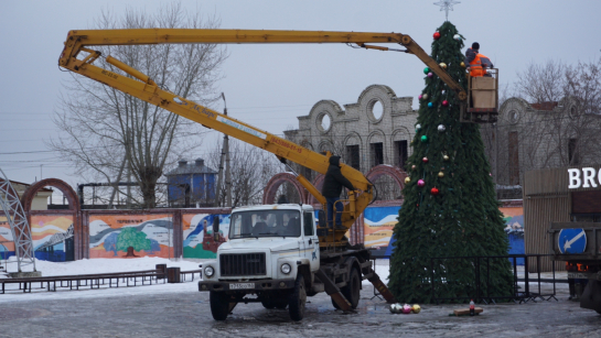 В Октябрьске через полмесяца позже Сызрани тоже решили нарядить главную городскую елку
