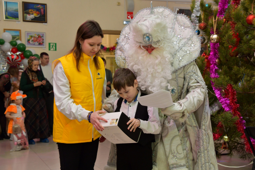 Волонтеры «Сызранского НПЗ» подарили детям новогоднее чудо