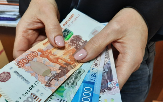 Юрист SuperJob рассказал, как новогодние праздники отразятся на зарплате