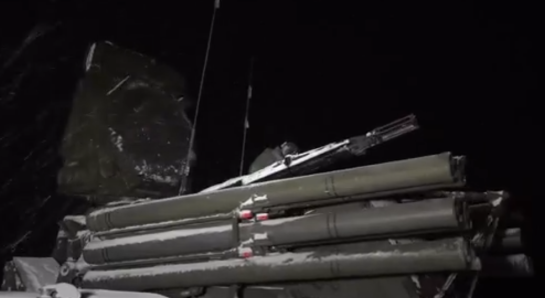 Беспилотники идут на Москву волнами: около 100 рейсов задержано, в аэропортах - очереди