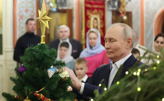 Путин встретил Рождество в храме и поздравил россиян