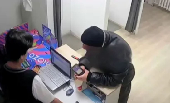 Ozon заблокировал неадеквата, напавшего с канцелярским ножом на сотрудника ПВЗ