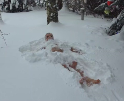 Две недели отдыхать - это полный трэш: космонавт Корниенко нырнул в сугроб - видео