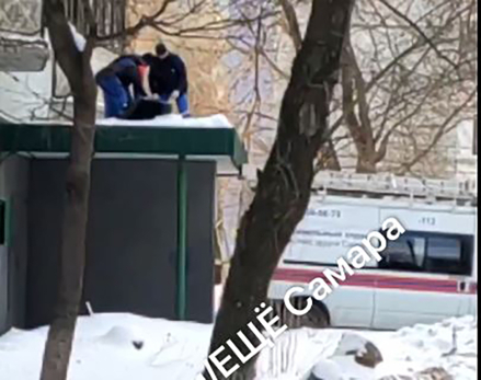 Труп в черном пакете передали санитарам: страшная находка на козырьке подъезда