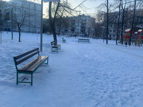 И прогулка, и людям польза - житель Военного городка для души каждое утро бесплатно убирает сквер