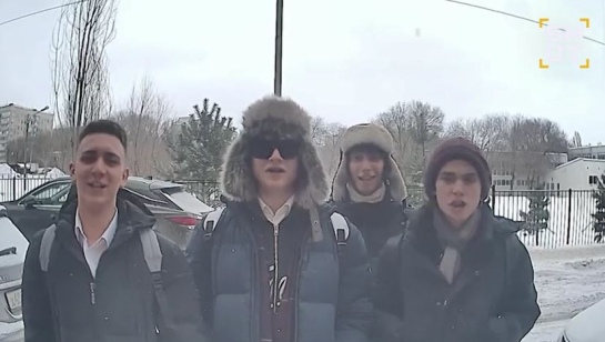 Зумеры придумали новое развлечение, они звонят в домофоны и поют хиты - видео взрывают соцсети