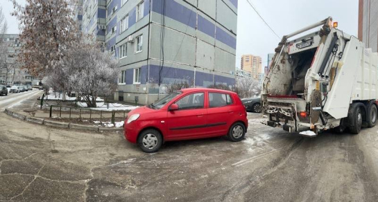 Сызранский мусоровоз ювелирно проткнул красную иномарку