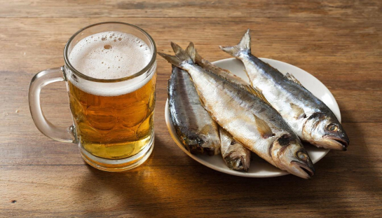 Чем нельзя и чем лучшего всего закусывать разные сорта пива - пятничный гид по гармоничным вкусовым сочетаниям