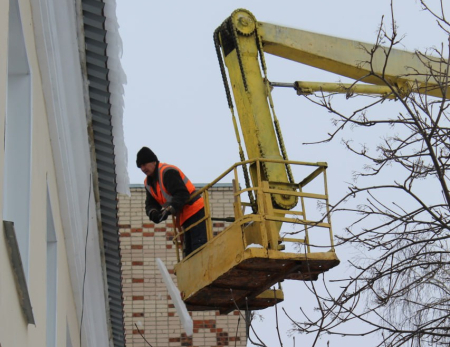 В Сызрани призвали усилить борьбу с сосульками-убийцами