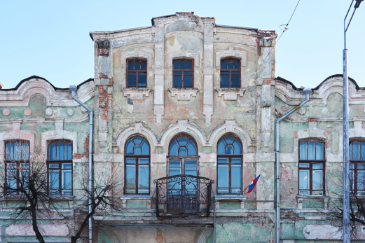 Фасад утратил красоту, но в нем чувствуется игра форм: особняку в центре Сызрани вернут былой блеск