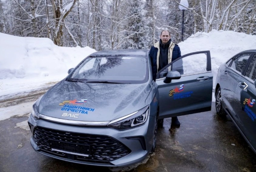 Сызранскому участнику СВО Евгению Арисову вручили особый автомобиль