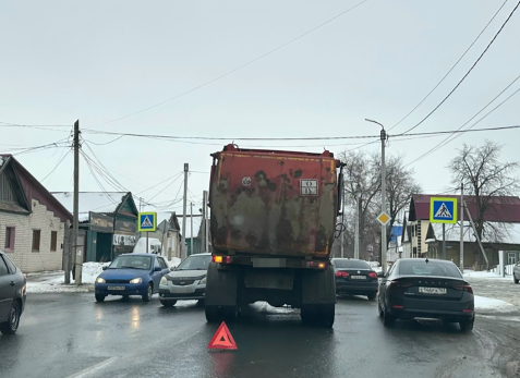 Вонючий случай: мусоровоз протаранил «корейца» у сызранского рынка
