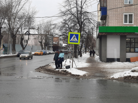 Что она здесь забыла? Водители удивились треноге в центре Сызрани