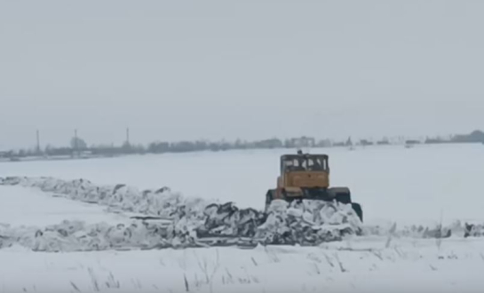 В Сызрани тяжелая техника нарезает снежные валы. До начала событий осталось немного