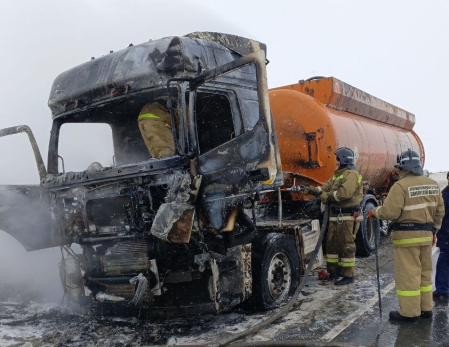 На трассе М-5 пожарные пеной заливали горящую автоцистерну: кабина выгорела дотла