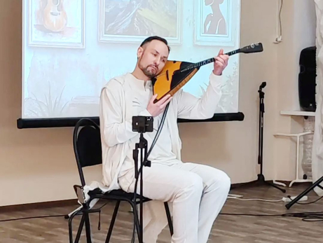 Театр одной балалайки: музыкант-виртуоз Дмитрий Буцыков покорил сердца сызранцев – видео