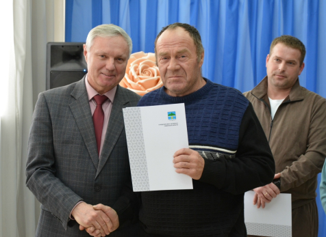 Мэр Октябрьска Владимир Ревин вручил награды лучшим коммунальщикам города