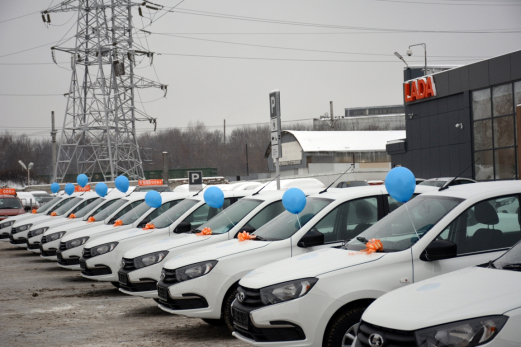 Соцфонд сообщил о бесплатной раздаче автомобилей «Гранта» и «Веста»