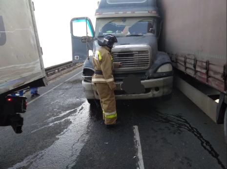 На трассе М-5 снова массовая авария - спасатели экстренно обесточили три большегруза