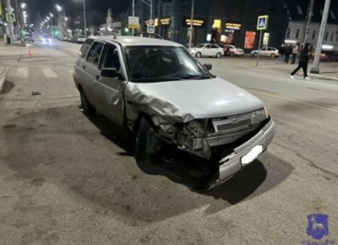 Молодежь разбила машины в центре Сызрани: парня и девушку забрали медики