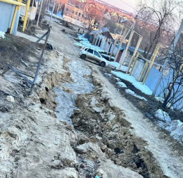 Одно лечим, другое калечим: в одном из районов Сызрани дорога разошлась по швам
