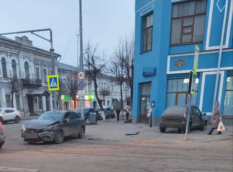 Фото с места жесткой аварии в центре Сызрани: у Весты разбит передок