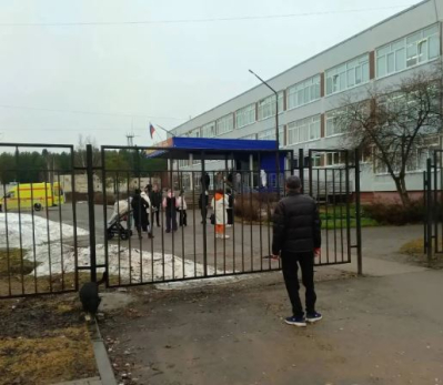 Сегодня утром школьник зарезал учительницу у входа в школу