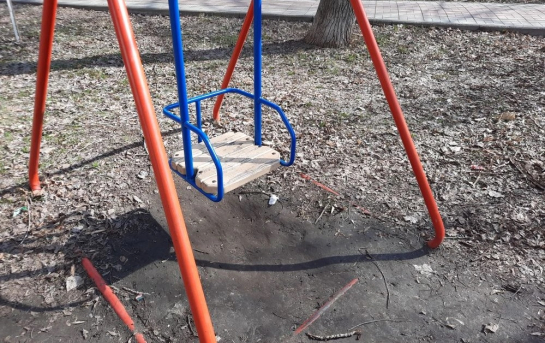 Появилось видео конфликта между мужчиной и подростком на детской площадке в Сызрани