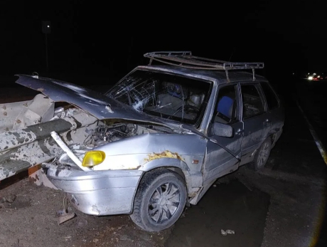 На трассе легковушка насадилась на отбойник, словно мясо на шампур